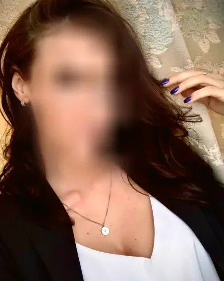 Amira, 33
