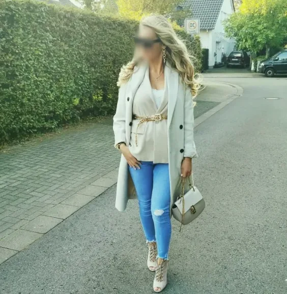 Julie, 34